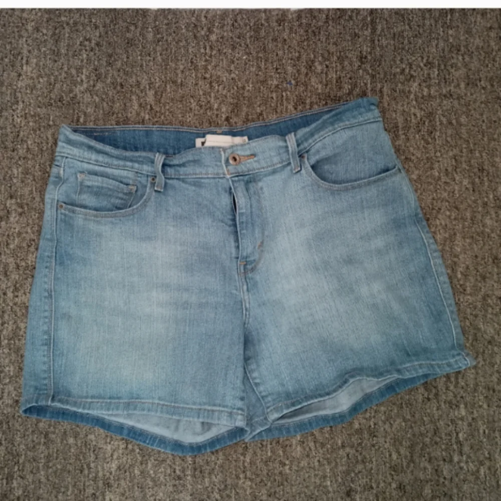 Levis light wash denim jean shorts size 12 - Picture 1 of 3